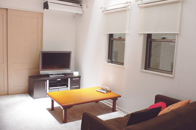 落ち着いた雰囲気の２階のリビングには吹き抜けから暖かい光が差し込んでいる