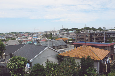 ３階の窓からの眺め。高い建物はなく、落ち着いた街並が広がっている