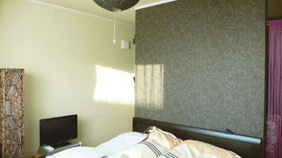 お２人の寝室。壁で仕切られた奥は扉のないウォークインクローゼットになっている