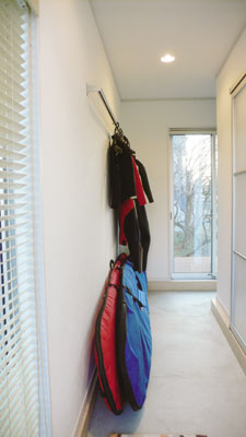 玄関を入ってすぐのサーフボードの置かれた広い土間は、ウッドデッキまで続く通り土間となっている
