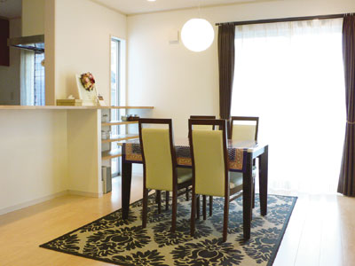 明るいダイニングは、上品で落ち着いた印象