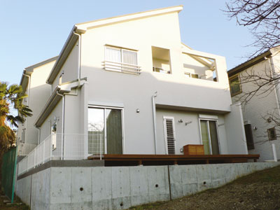 真っ白な外壁と個性のある形に注文住宅らしさが感じられる長塩さんのお宅