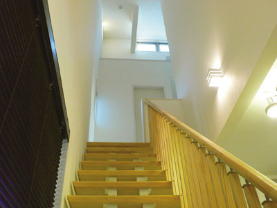 光が入りにくいことを考慮して、明かり取りの高窓が設けられている