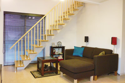 階段脇のリビングスペースは、家具などにお２人のセンスが光るくつろぎの空間