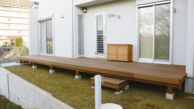 お２人のご希望だった大きなウッドデッキのある広いお庭はガーデニングも楽しめそう