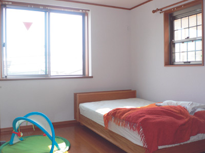 3階の7.5畳の明るい洋室は、ご一家の寝室