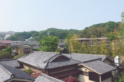 山と緑、住宅街の屋根瓦が美しい3階からの眺め