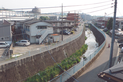2階のバルコニーからは、ゆったりと流れる川が見下ろせる