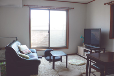 スタイリッシュな印象のリビングは、南向きの大きな窓からの光で明るい