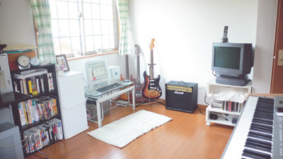 2階の洋室はご主人が気がねなくギターを弾ける趣味の部屋