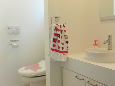 ２階のトイレは専用の洗面台や収納を備えた、とても広くゆったりとした造り