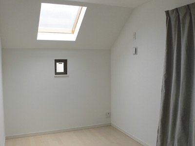 ３階の北側の部屋には高い位置に明かり取りの窓が設けられ、日当たりが確保されている