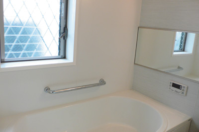 壁の色から浴槽の形までご自分たちで選んだというお風呂。横長の鏡もお２人のご希望で付けられたもの