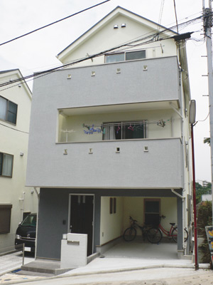 白と明るいグレーのスッキリとした色使いに、バルコニーのデザインが個性的に栄える新井山さんのお宅