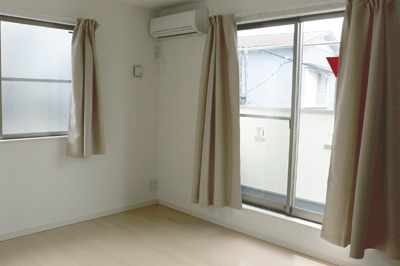 南と東に窓がある３階の１室。「日当たりが良すぎて暑いくらい」とのこと