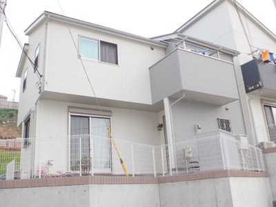 白と薄いグレーのサイディングの外壁が、明るくスッキリとしていてモダンな印象