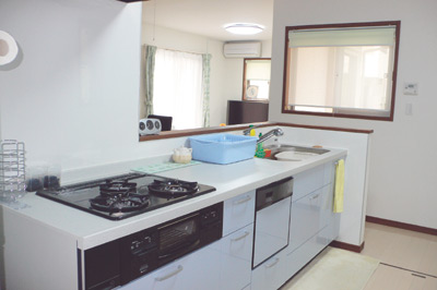 奥さまのご希望どおりのカウンターキッチンには便利な食器洗浄機も付いている