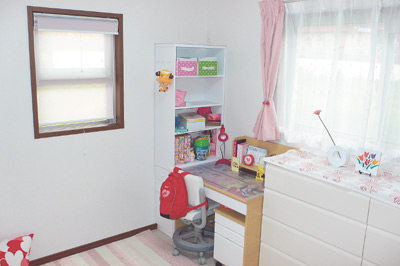 2階にあるお子さんたちのお部屋は明るく、すっきりとした印象