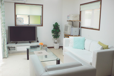 白を基調とした明るいリビング。ソファーとローテーブルは最初から付いていたもの