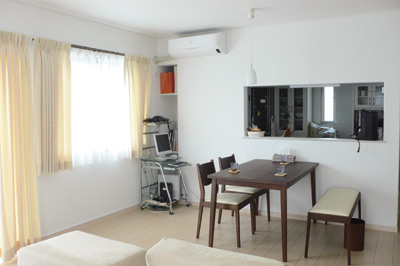 ゆったりとしたダイ二ングスペース。パソコン横のちょっとした収納が機能的