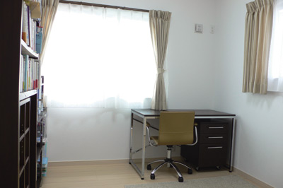 スッキリと片付いた２階の書斎。書棚を壁一面に設けていても圧迫感はない