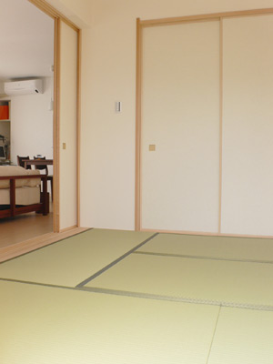 リビングに隣り合うのは大きな収納を備えた明るい和室