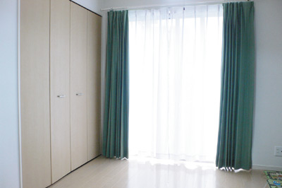 １階の洋室には掃き出し窓があり、すぐお庭に出られる造り。
大きなクローゼットがあり収納力もばっちり