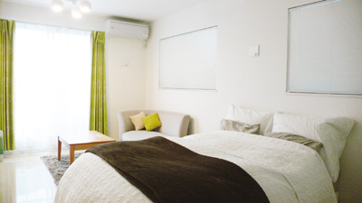 現在のお２人の寝室は、ソファーも置ける広々とした洋室。この部屋はいずれ２部屋に分けることもできる