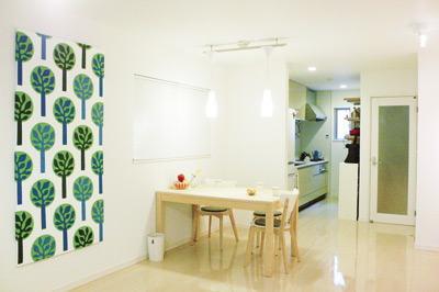 照明やちょっとした小物にもセンスが感じられる、暖かみのあるダイニングスペース