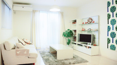 広々としたリビングは、白を基調とした明るく優しい雰囲気で統一された、安らぎを感じられる空間