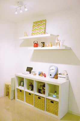 ご自分で付けられたというリビング内の飾り棚。ディスプレイされている小物もオシャレ