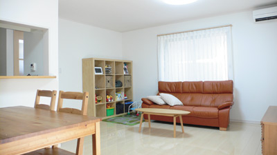 家具の木目が優しい雰囲気を演出している広々としたＬＤＫ