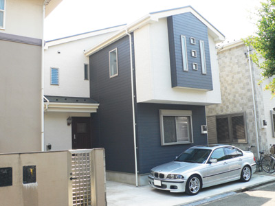 外壁の白と黒のコントラストがすっきりした印象の大山さんのご新居