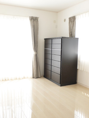 南側のバルコニーに面した2部屋。どちらも日差しがたっぷり
入る明るい空間