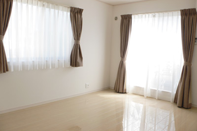 南側のバルコニーに面した2部屋。どちらも日差しがたっぷり
入る明るい空間