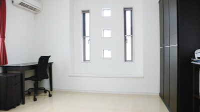 念願だったご主人の書斎は、窓の形や配置が工夫されたオシャレな一室