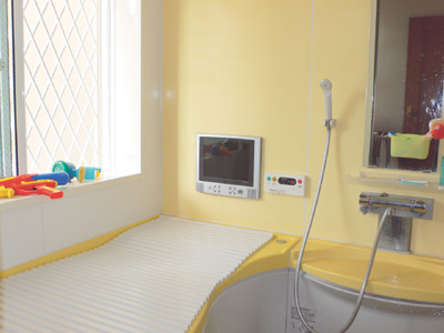 広々としたお風呂には、専用ＴＶが設置されている