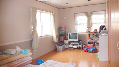 2階の洋室は9.5畳と広さ十分。現在は、家族の寝室でありお子さんたちの遊び場