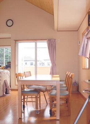 ゆったりとしたダイ二ングスペースは南向きの大きな窓からの光でとても明るい