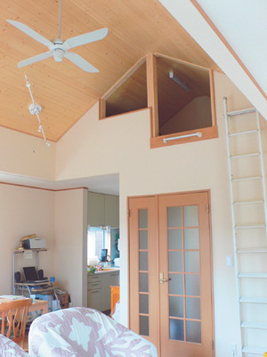 天井の勾配を上手く活かして造られたロフト。お子さんの友だちはみんな興味津々なのだとか