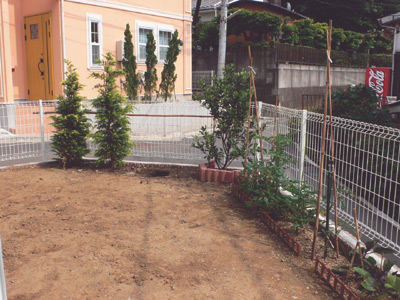 芝生を敷く予定だというお庭。フェンス沿いはナスやトマトなどが植えらた小さな家庭菜園