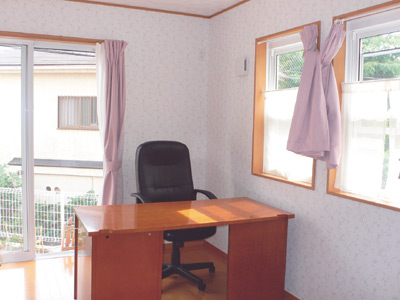 1階の１室は重厚な雰囲気のデスクとイスが置かれたご主人の書斎