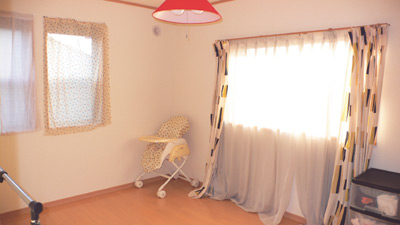 窓が多くたっぷりと日射しが入る3階の洋室