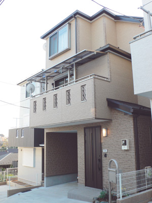 シックなベージュが落ち着いた印象の斉藤さんのお宅。1階と2、3階の壁の質感の違いが個性を演出している