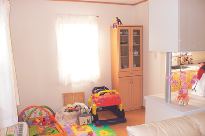 キッチン脇にあるのは、お子さんのおもちゃがいっぱいのキッズスペース