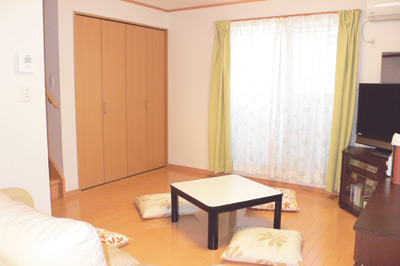 大きな窓とたっぷりの収納を備えた明るいリビング