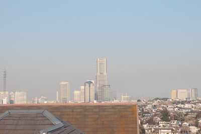 3階の窓からは、みなとみらいの景色が一望できる