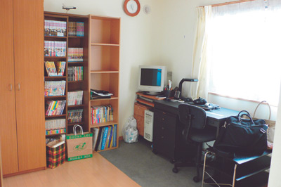 1階の洋室はパソコンや本などを置いてご主人の書斎に
