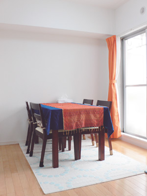 リビング同様明るいダイ二ングスペース。ダイ二ングセットはもともと付いていたもの