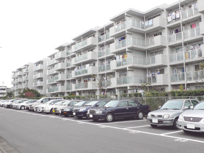 斉藤さんがお住まいのマンションは、築30年とは思えないキレイな外観が保たれ、駐車場など敷地内の管理も行き届いてる